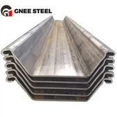 U grămadă de foi de oțel în formă de u